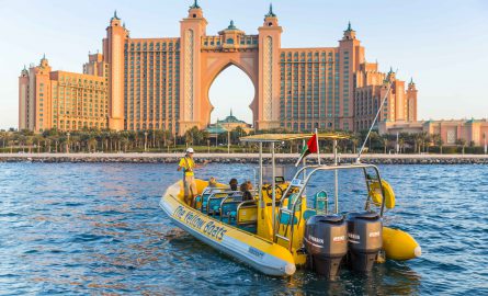 Gelbes Speedboat vor dem Atlantis The Palm